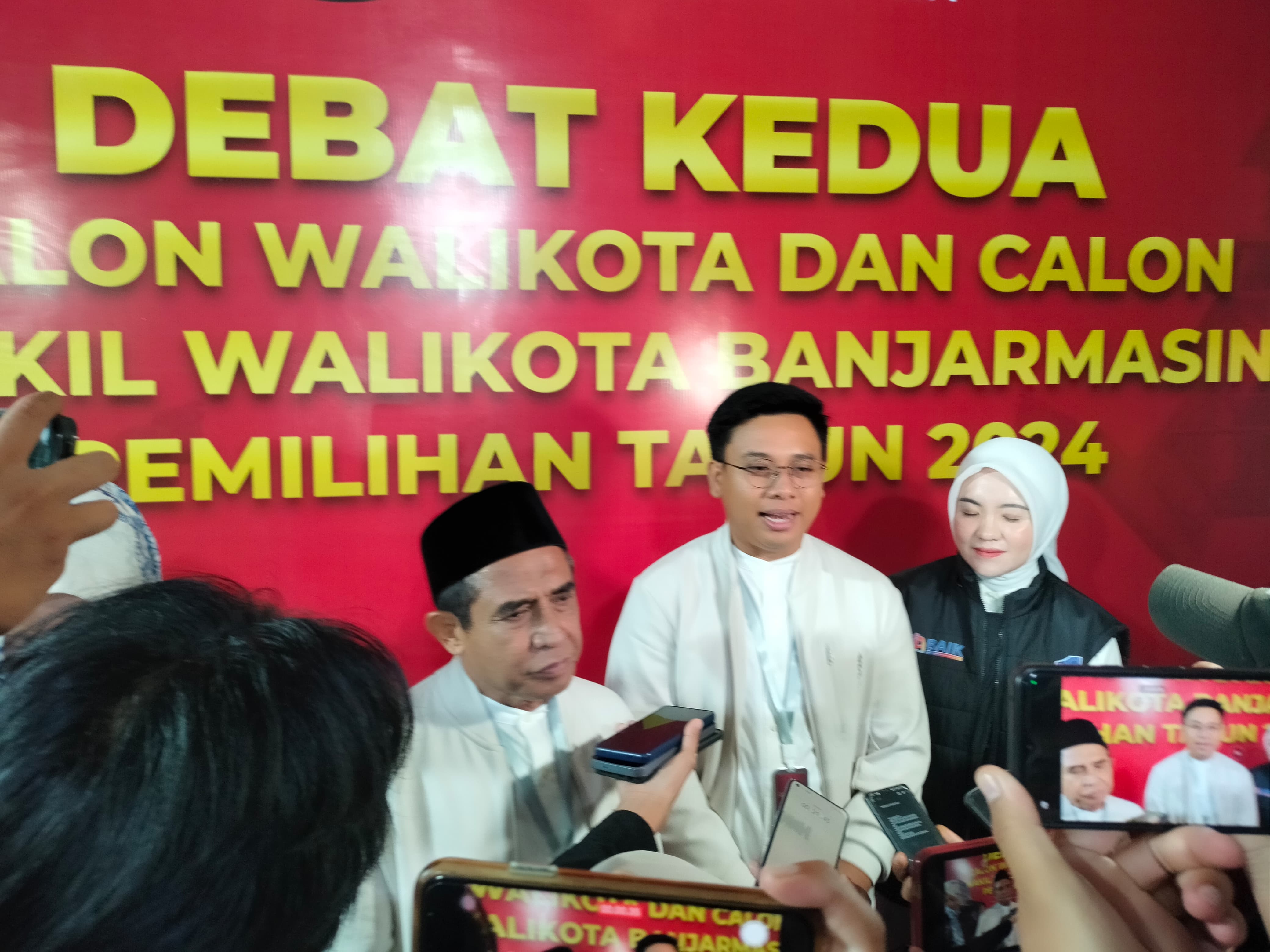 WAWANCARA:Pasangan calon (Paslon) Arifin Noor-Supian Akbari menghadiri debat kedua calon Wakil Wali Kota Banjarmasin di Gedung Chandra, Rabu (7/12/2024).(Foto:Nanik untuk Radar Banjarmasin)