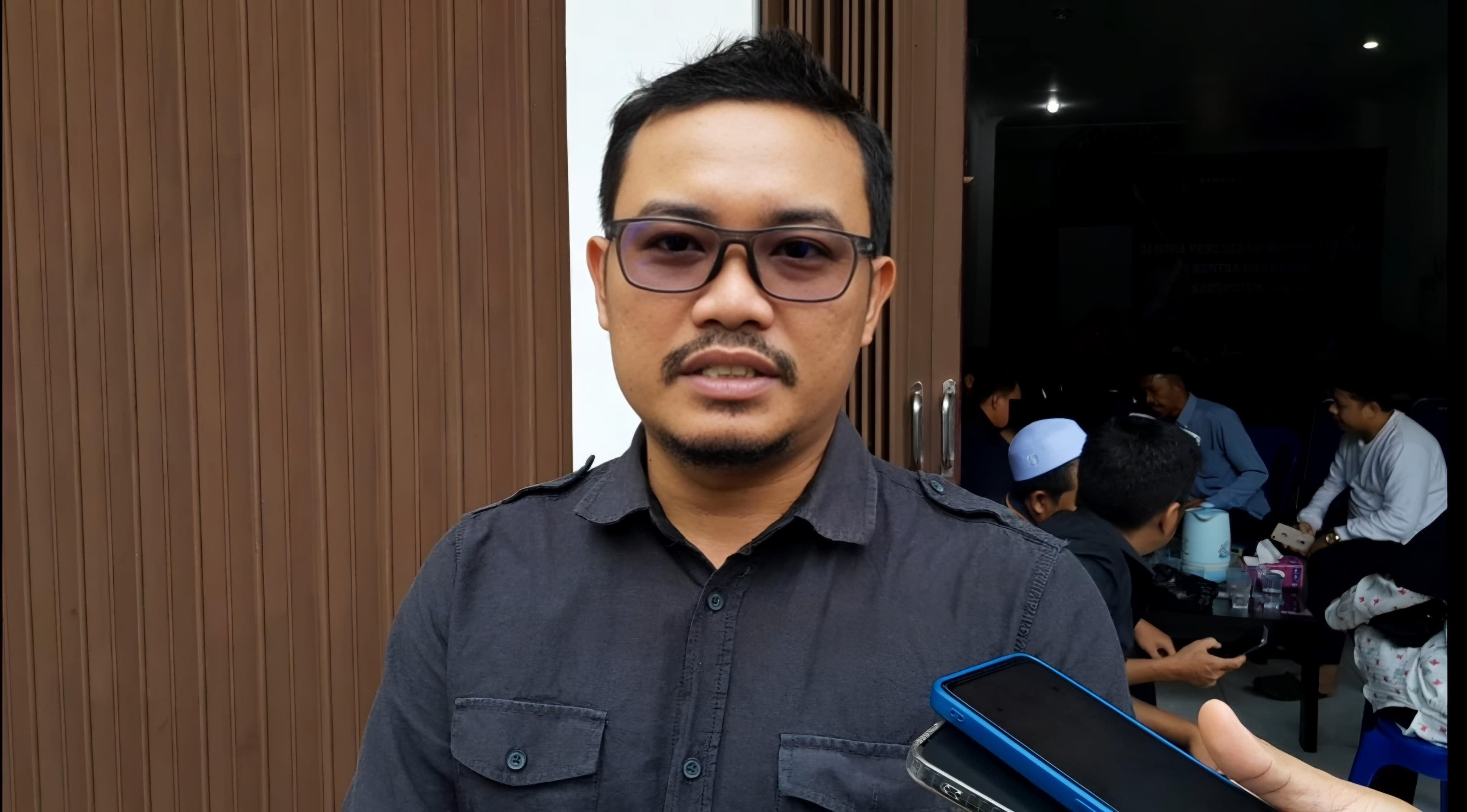 MEMBENARKAN: Ketua Bawaslu Kabupaten Banjar, Muhammad Hafizh Ridha menjelaskan proses pemeriksaan terhadap laporan tentang paslon MANIS mulai dilaksanakan. (FADLAN ZAKIRI/RADAR BANJARMASIN)