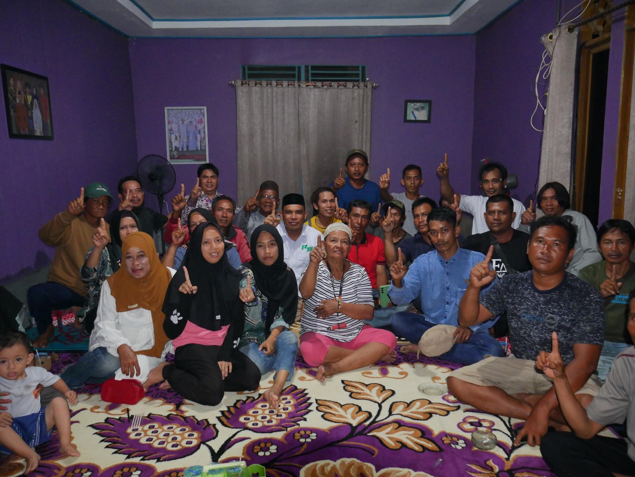 DUKUNGAN WARGA:Calon Wakil Bupati Kotabaru, Syairi Mukhlis bersama warga Desa Pondok Labu, Kecamatan Pamukan Selatan.