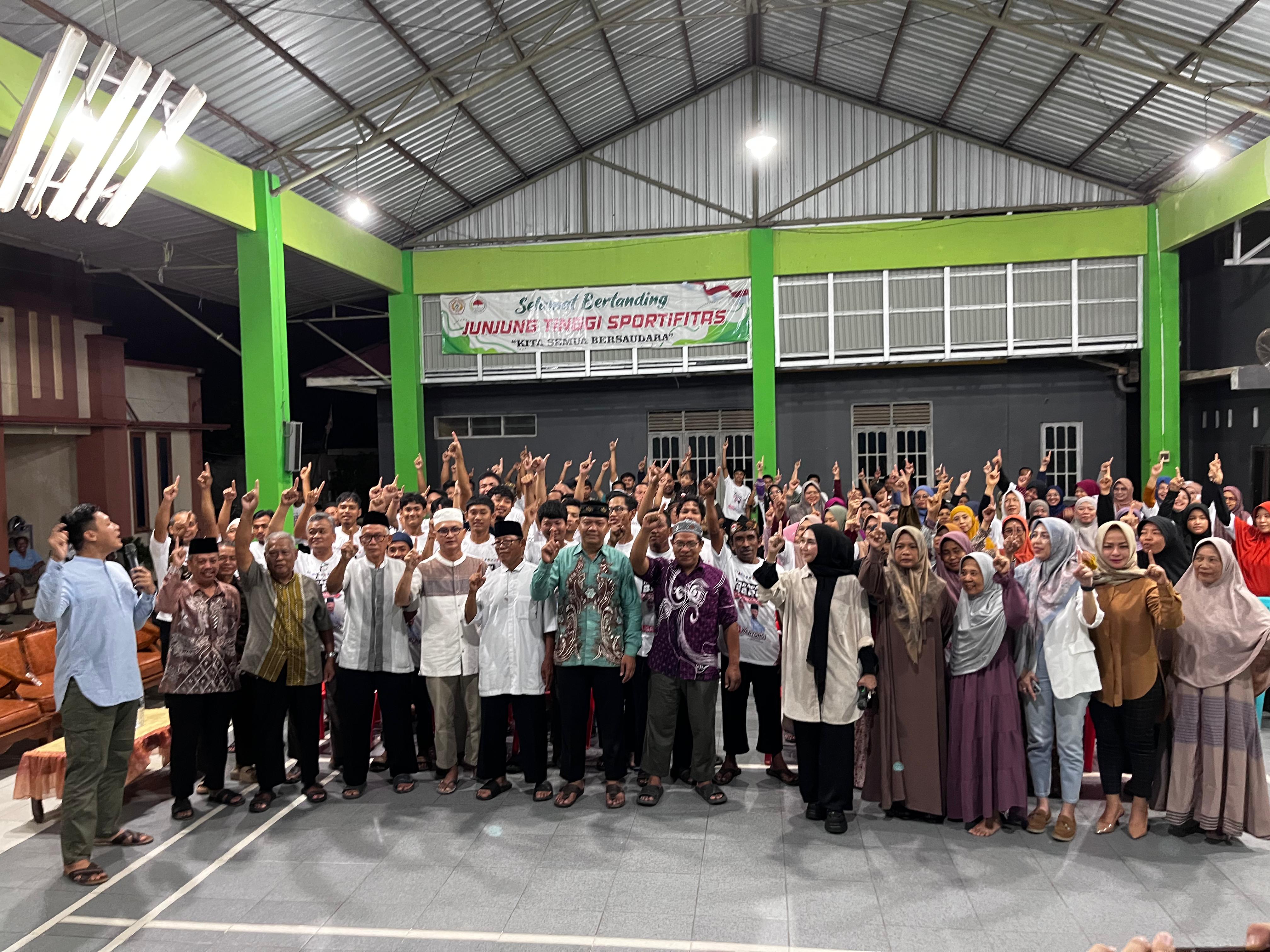 KOMPAK:Ratusan warga Jalan Sidodadi 2 RT 005 RW 005, Gang Rajawali, Kelurahan Loktabat Selatan, mendukung Hj Lisa-Wartono di Pilkada Banjarbaru.