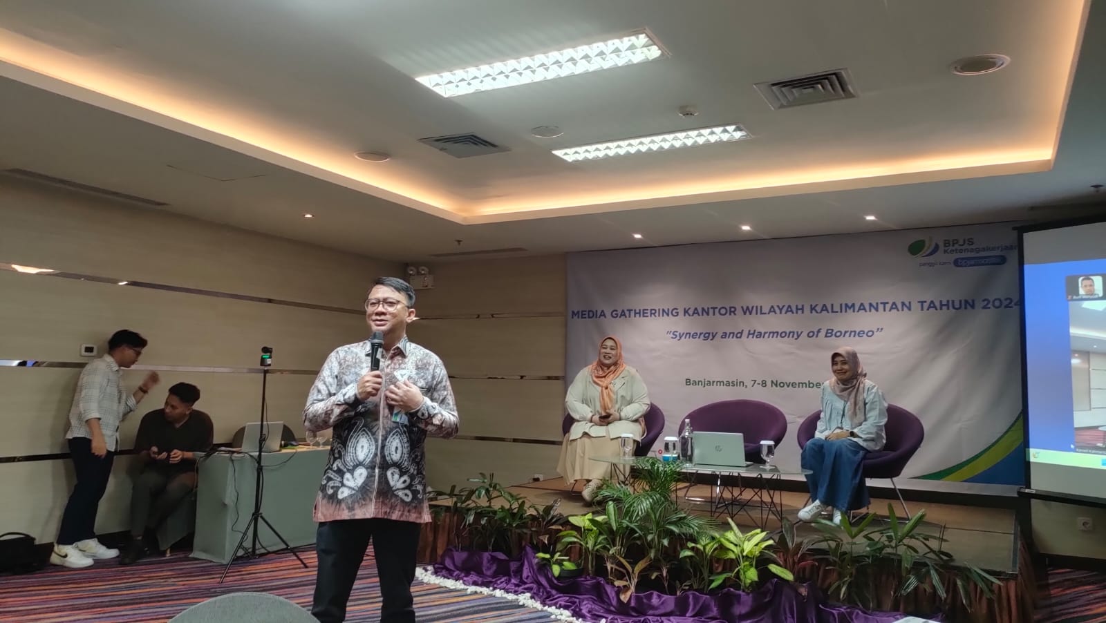 MEDIA GATHERING:Erfan Kurniawan, Kepala BPJS Ketenagakerjaan Kantor Wilayah Kalimantan saat memaparkan materi di Fugo Hotel Banjarmasin, Kamis (7/11/2024).