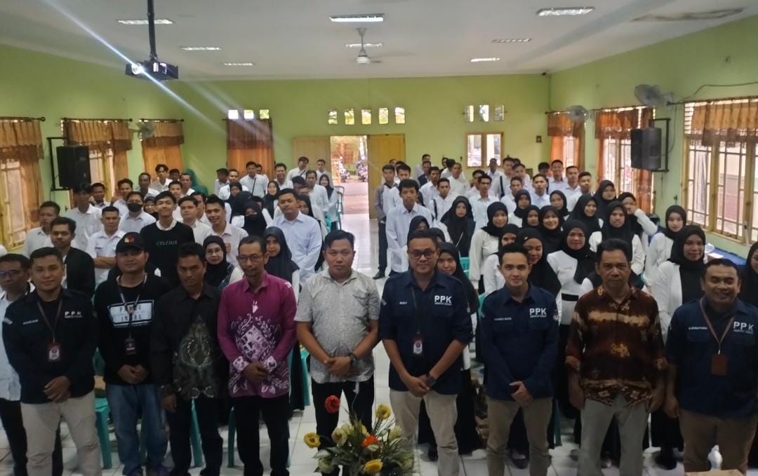 KHIDMAT: Proses pelantikan anggota KPPS di Kelurahan Sungai Malang, Kecamatan Amuntai Tengah, Kamis (7/11/2024).