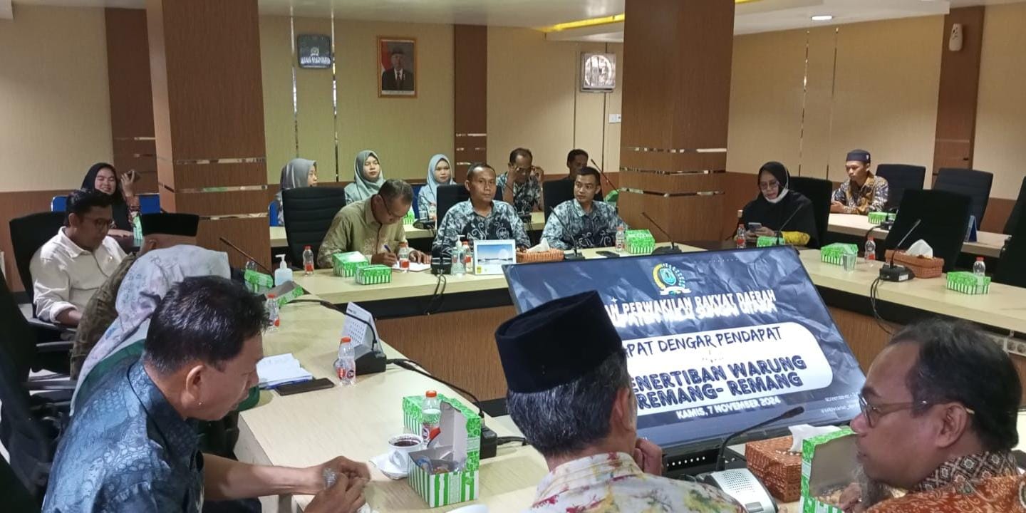 ASPIRASI: Warga Desa Tapus Dalam saat rapat dengar pendapat dengan Anggota DPRD HSU, Kamis (7/11/2024) di ruang rapat terbatas.