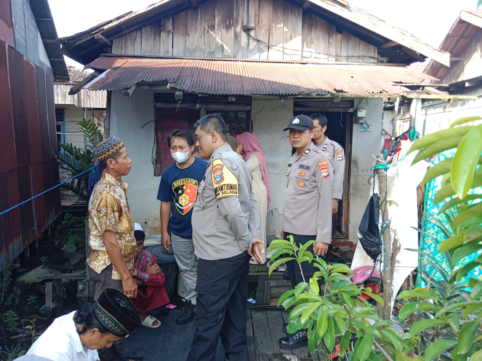PERIKSA SAKSI: Anggota Polsek Banjarmasin Barat, memintai keterangan keluarga korban gantung diri.