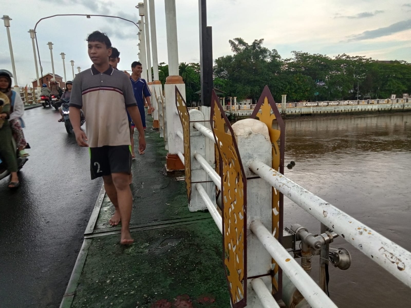 BENGKOK: Aksesori tameng dayak di pagar Jembatan Pasar Lama yang menjadi sasaran perusakan.