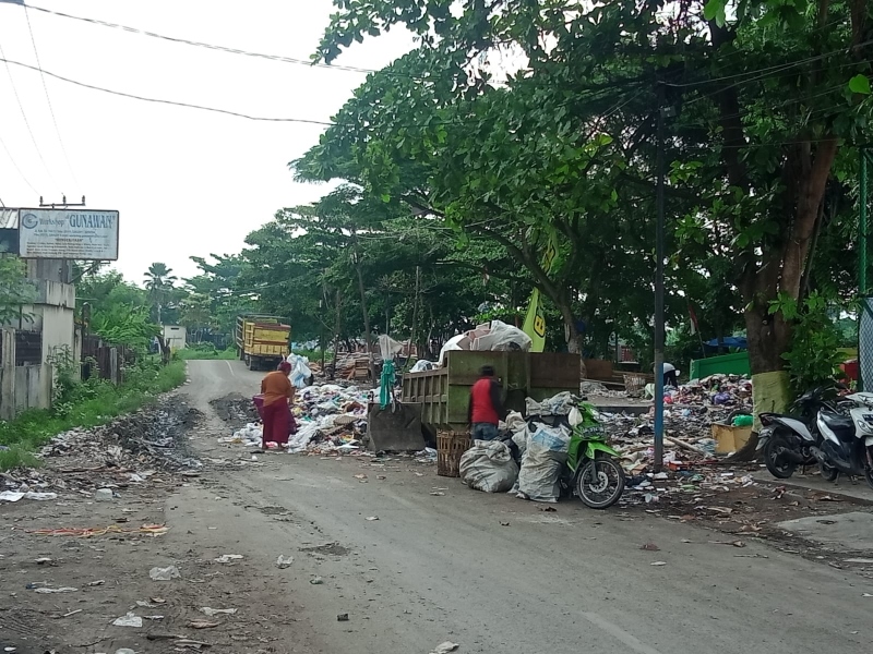 MENUTUP JALAN: Kondisi sampah di TPS RK Ilir, Banjarmasin Selatan.