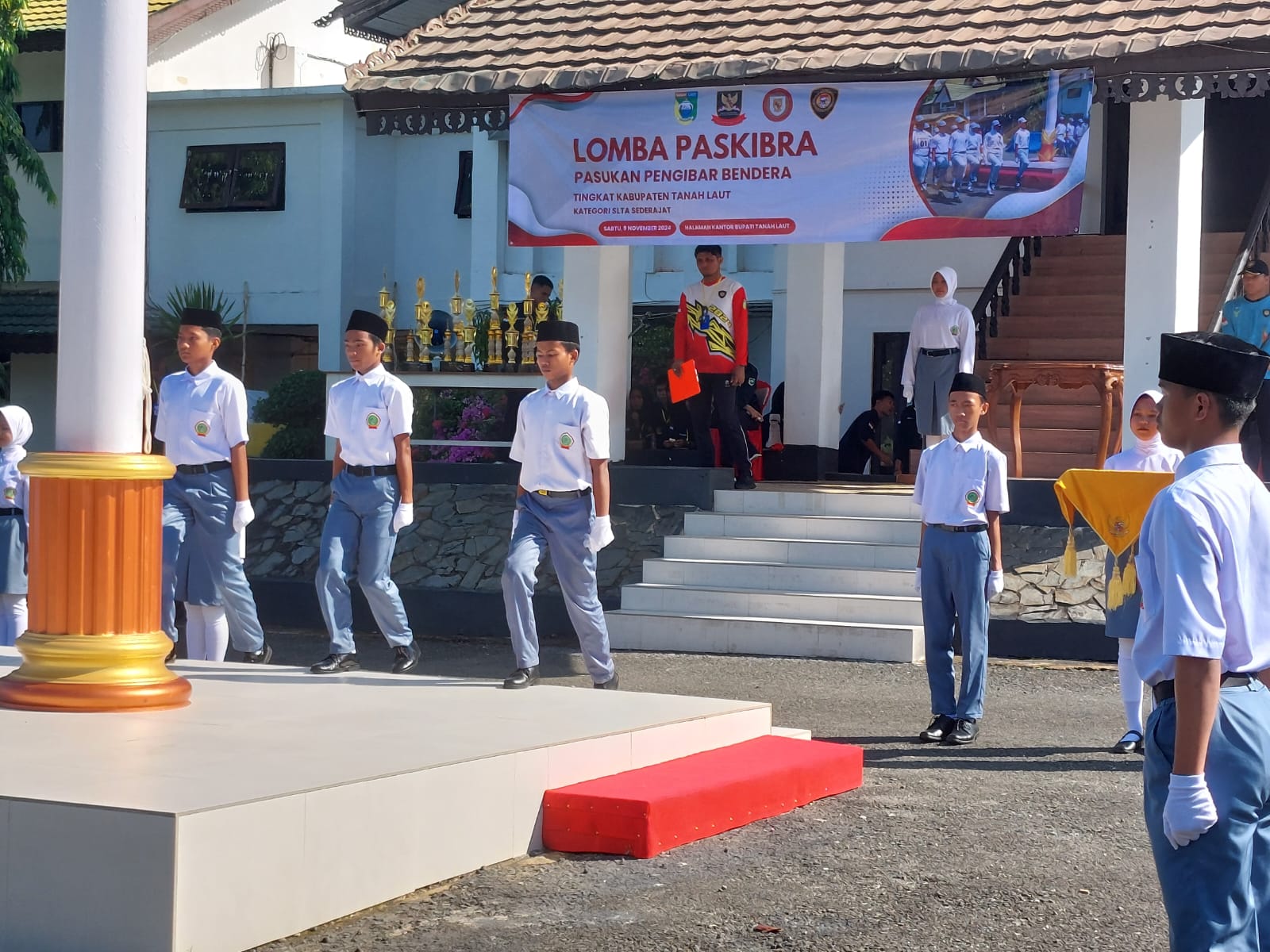 SIGAP:Peserta lomba Paskibra menampilkan kepiawaiannya dalam mengibarkan bendera.(Foto:Norsalim Yahya/Radar Banjarmasin).