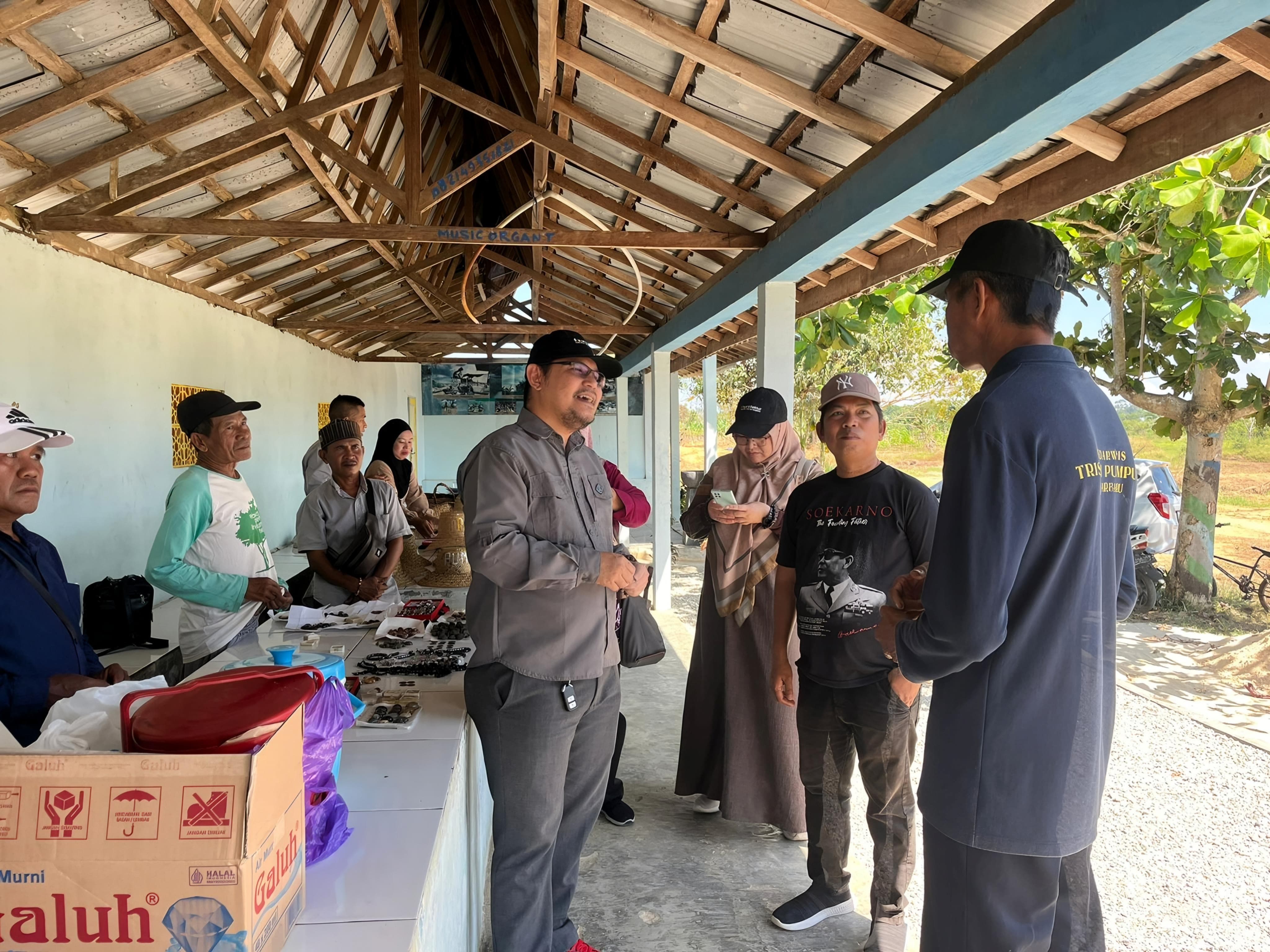 WAWANCARA:Ketua Tim LPPM ULM, Akbar Rahman menggali data keberadaan Pendulangan Intan di Kecamatan Cempaka, Kota Banjarbaru.(Foto:Akbar Rahman untuk Radar Banjarmasin)