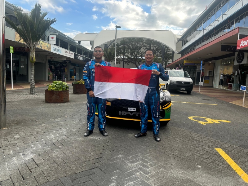 SEBELUM TAMPIL: H Rihans Variza dengan co-driver Fahrezi Fadh berfoto sebelum tampil di sisa spesial stage (SS).