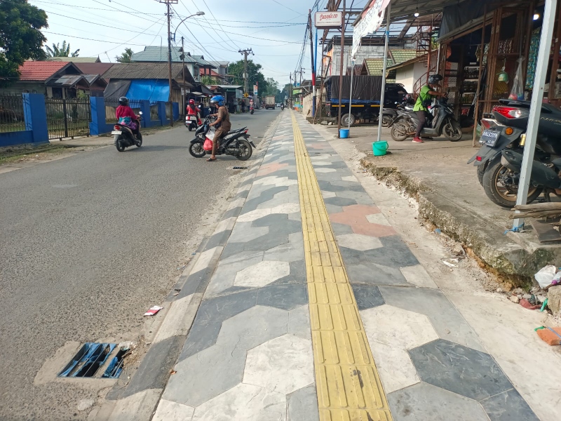 HAMPIR RAMPUNG: Pembangunan trotor di Jalan Kemuning, Kecamatan Banjarbaru Selatan hampir rampung. Kini tinggal finishing.
