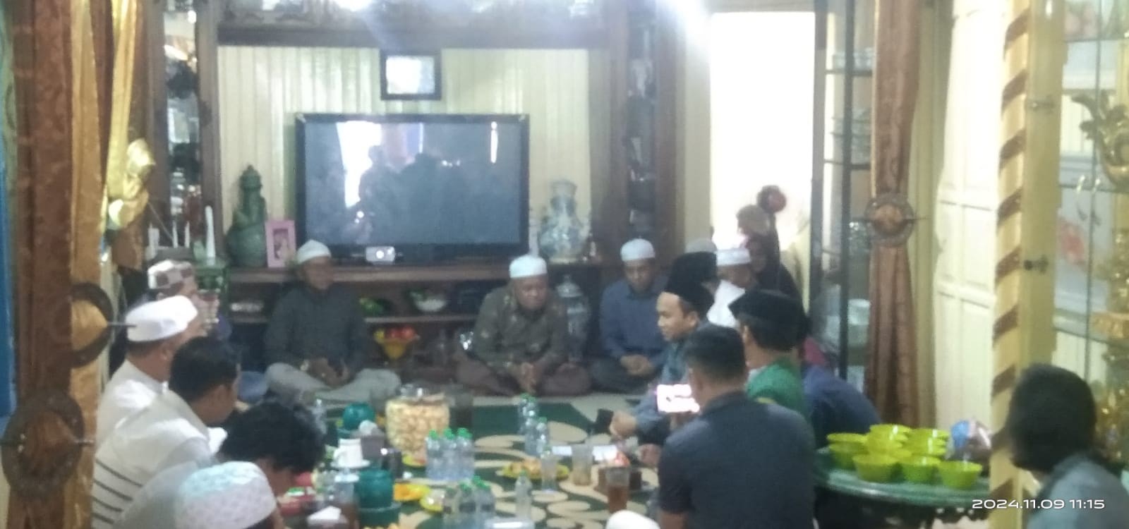 DIDATANGI: Tim Koordinasi Pengawasan Aliran Kepercayaan dan Keagamaan dalam Masyarakat (Pakem) Kotabaru saat mendatangi aliran Majelis Taklim Abu Syarifah Rahman di Desa Semayap.