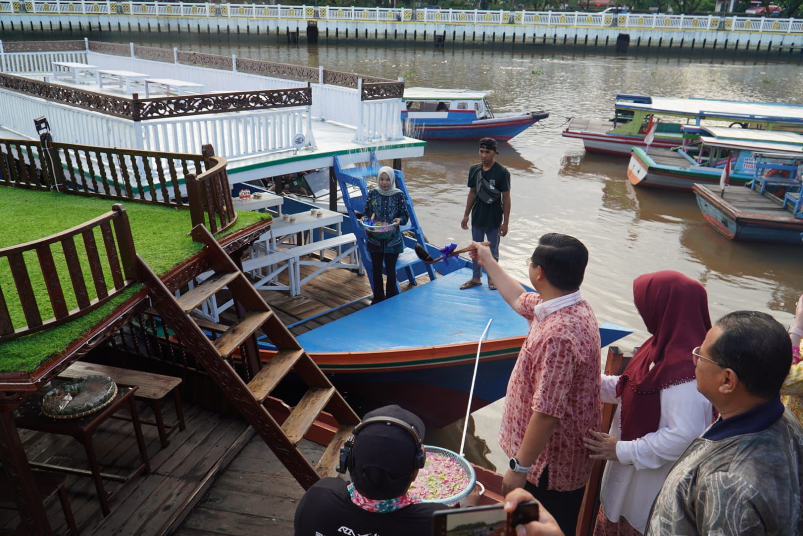 KEMAJUAN PARIWISATA:Wali Kota Banjarmasin Ibnu Sina meluncurkan dua kapal kuliner pada momen Festival Banjarmasin Village 2024.(Foto:Pemko Banjarmasin)