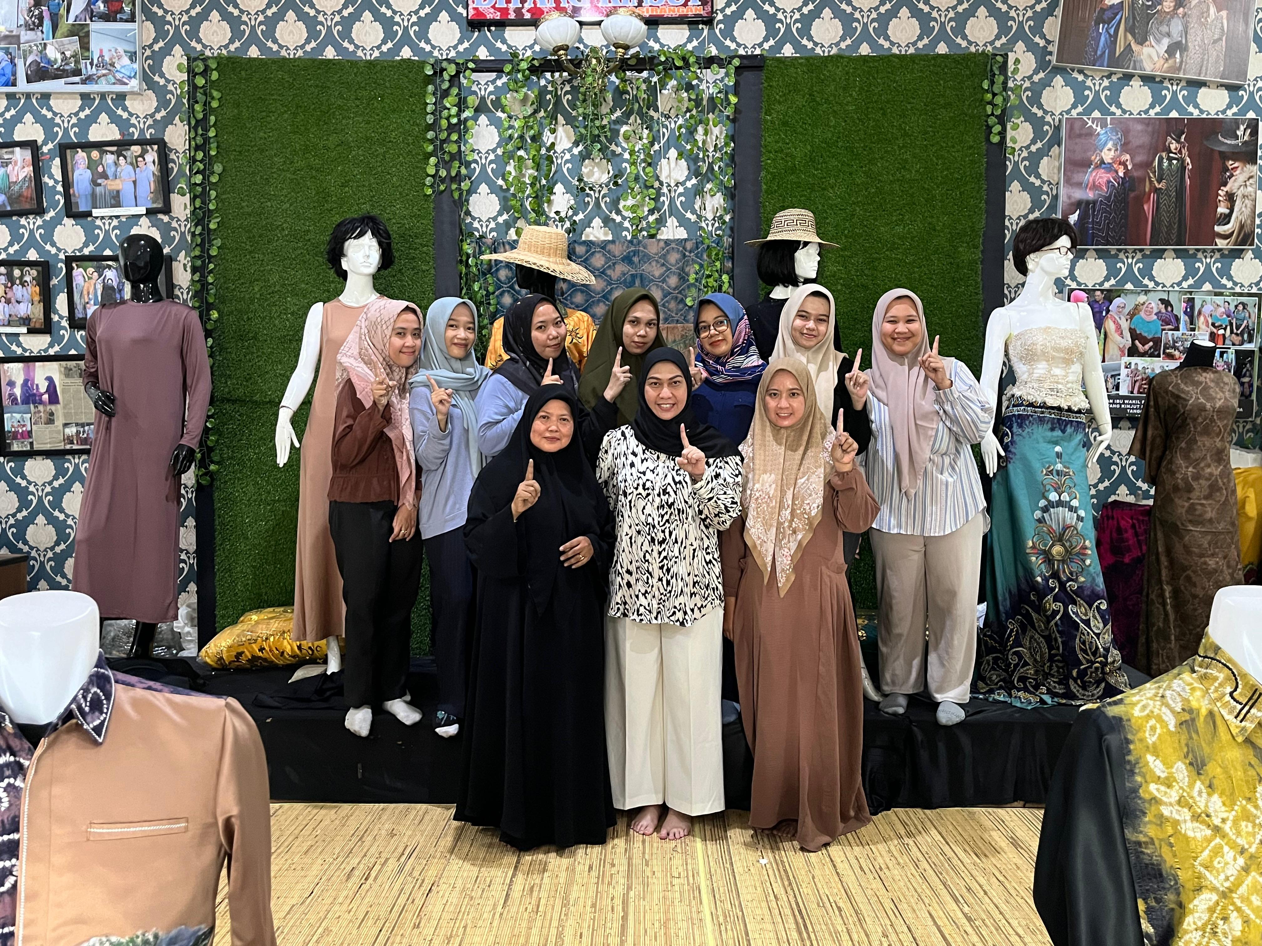 MAJUKAN UMKM:Calon Wali Kota Banjarbaru, Hj Lisa Halaby berkunjung ke Diang Kinjut Sasirangan, beberapa waktu lalu.