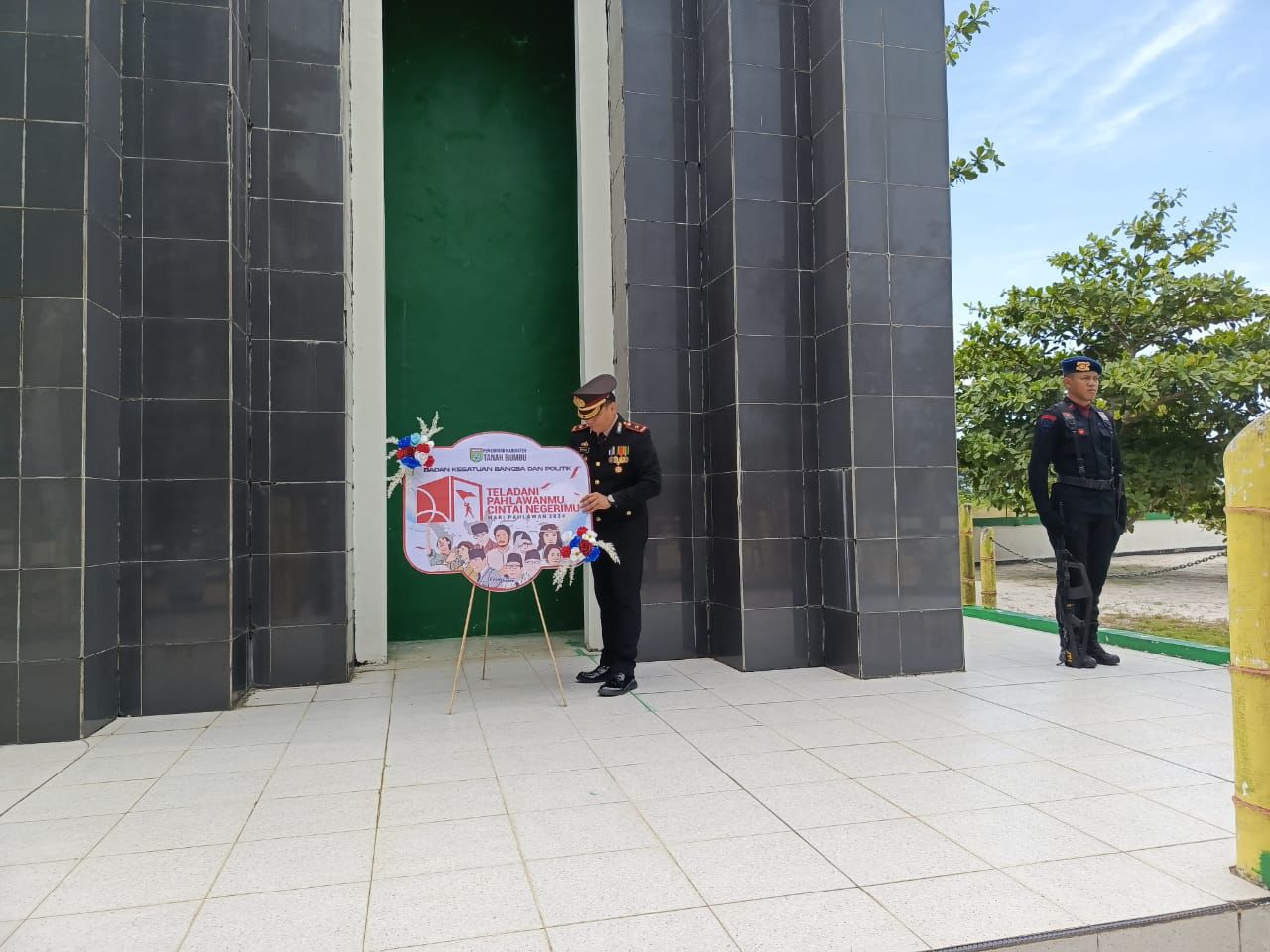 PENGHORMATAN:Wakapolres Tanah Bumbu, Kompol Sofyan meletakkan karangan bunga ke Makam Pahlawan Mattone, Ahad (10/11/2024).(Foto:MC TANAH BUMBU)