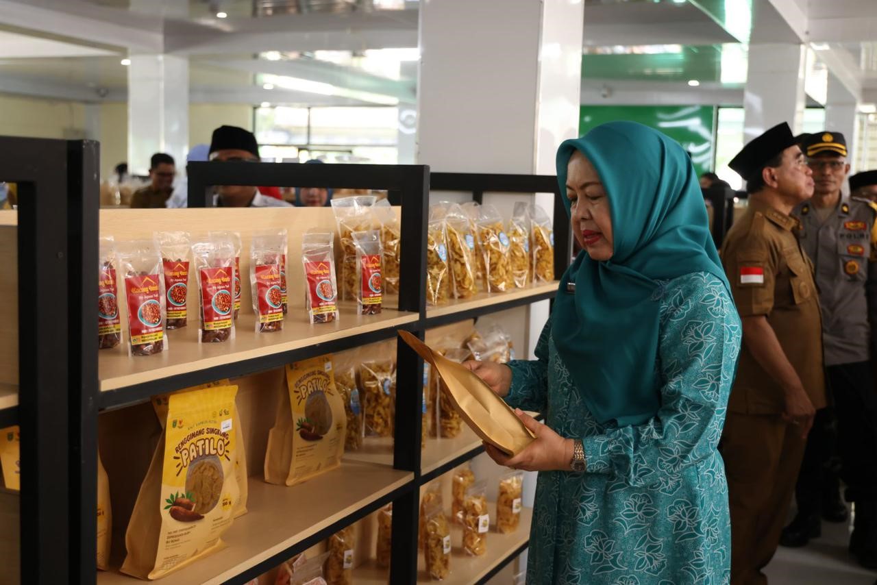 LIHAT PRODUK: Ketua Dekranasda Tanah Bumbu Wahyu Windarti melihat produk UMKM Tanah Bumbu di Rumah Oleh-oleh Bersujud usai peresmian pada Senin (11/11/2024). (Diskumdagri Tanah Bumbu untuk Radar Banja