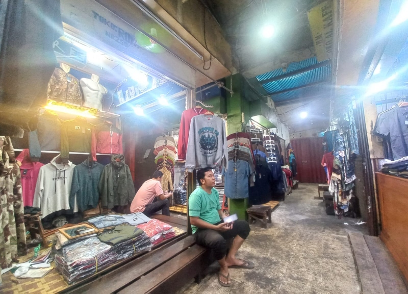 TERMENUNG: Pedagang konveksi di Pasar Sudimampir menunggu kedatangan pembeli, Senin (11/11).