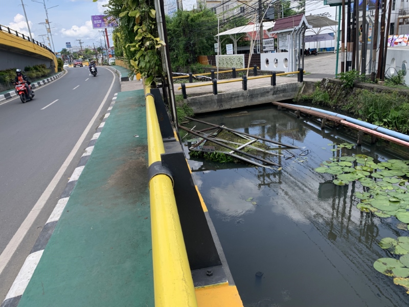 NYUNGSEP: Taman vertikal di Jalan Ahmad Yani km 3,5 seberang flyover roboh dan masuk ke dalan sungai.