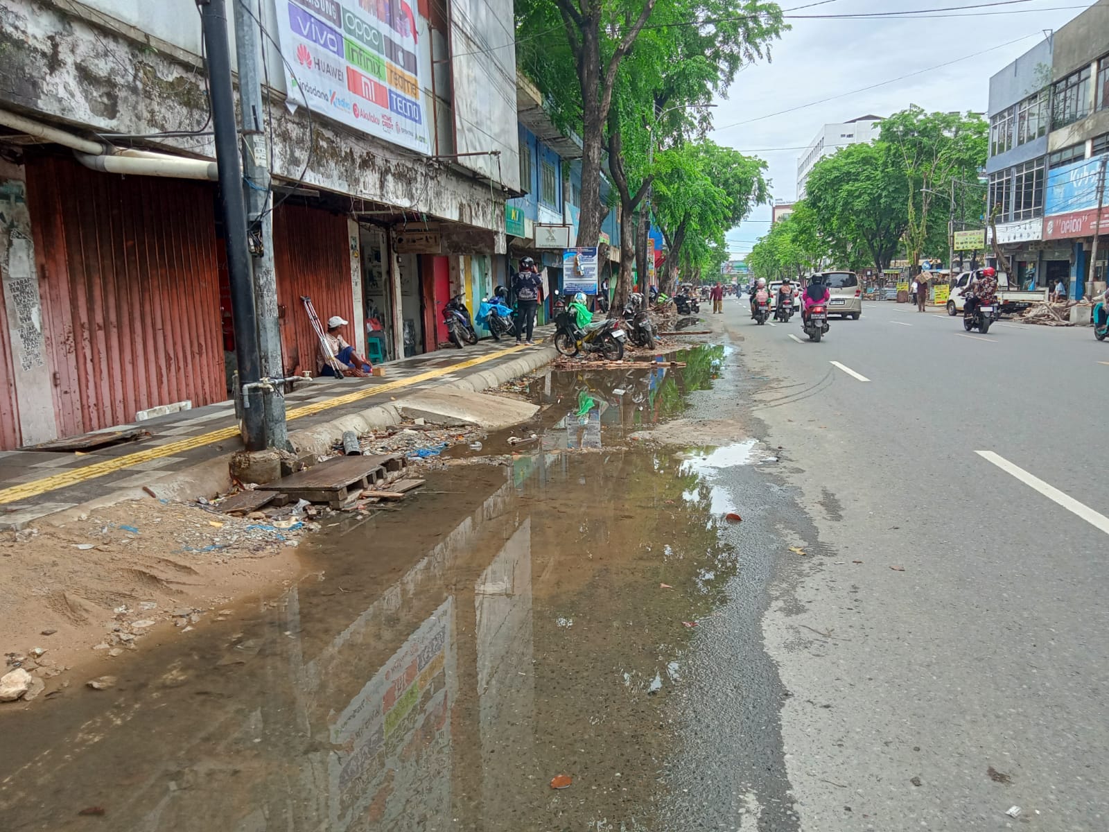 MASALAH: Pembangunan trotoar di Jalan Pangeran Samudera rupanya tidak menyelesaikan persoalan genangan. RIYAD DAFHI RIZKI/RADAR BANJARMASIN.
