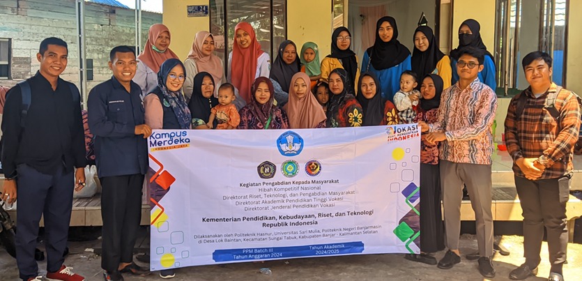KOLABORASI: Tim pengabdian masyarakat Politeknik Hasnur, dan kampus lainnya bersama masyarakat di Desa Lok Baintan.