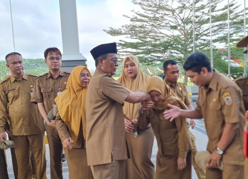 MUNCUL: Gubernur Kalsel, Sahbirin Noor atau Paman Birin muncul ke publik. Ia memimpin apel pagi di Kantor Gubernur Kalsel, Senin (11/11) pagi.