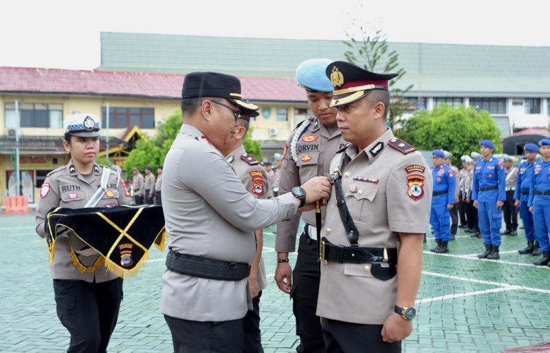 KEMBALI: Kapolresta Banjarmasin Kombes Pol Cuncun Kurniadi melantik Kompol Pujie Firmansyah sebagai Kapolsek Banjarmasin Barat.