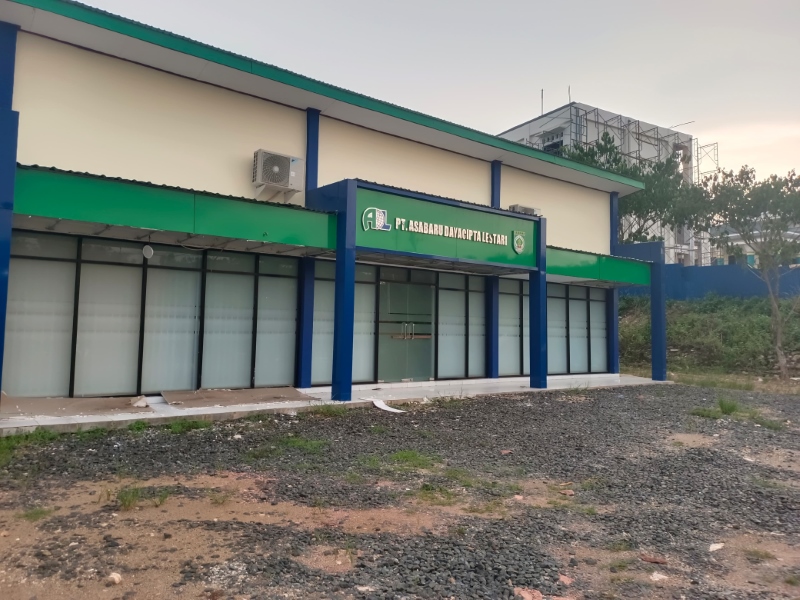 TERBENGKALAI: Bangunan Kantor PT Asabaru yang sudah tidak terurus.