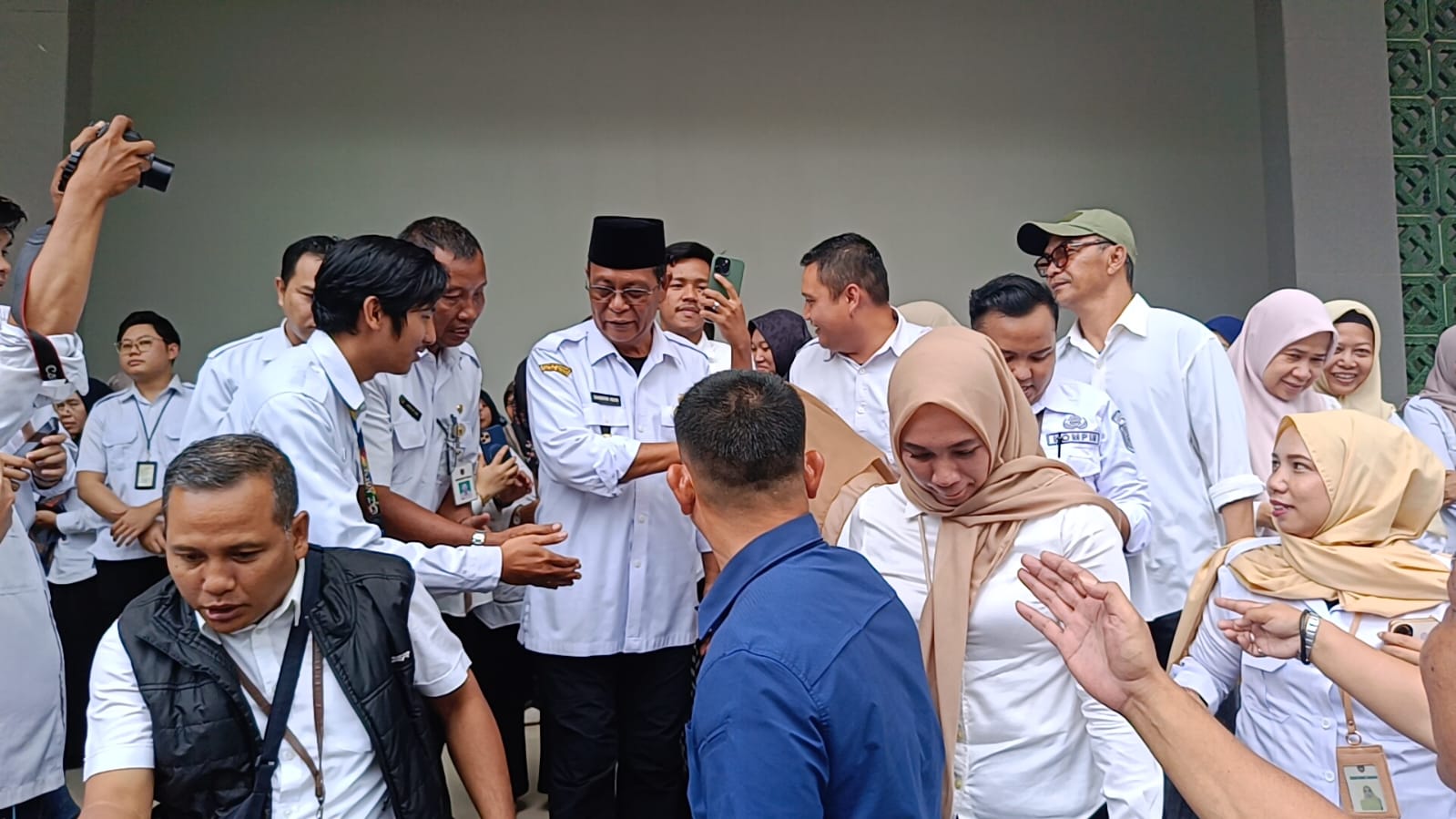 BERPAMITAN: Gubernur Kalimantan Selatan H Sahbirin Noor didampingi sang istri Hj Raudatul Jannah saat menyampaikan pengunduran dirinya dihadapan pegawai Pemprov Kalsel, Rabu (13/11) (SHEILLA FARAZELA)