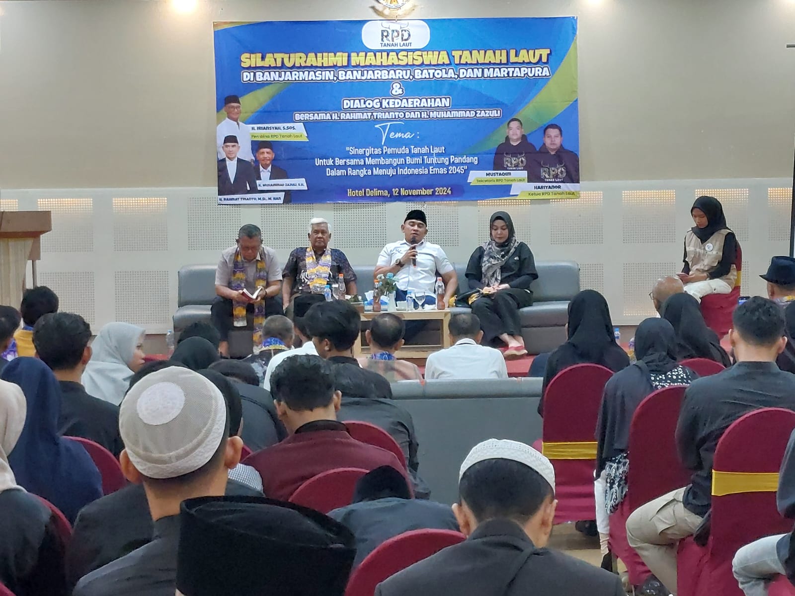PAPARKAN:Calon Bupati Tala, H Rahmat Trianto (tengah) saat berinteraksi dengan mahasiswa Tala di luar daerah.