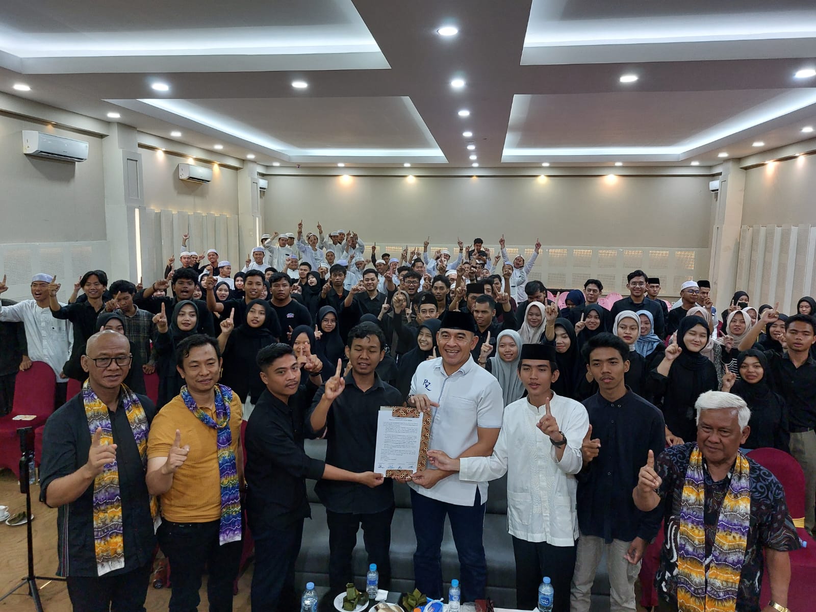 DUKUNGAN:H Rahmat Trianto, Calon Bupati Tala menerima surat dukungan dari mahasiswa Tala di luar daerah.