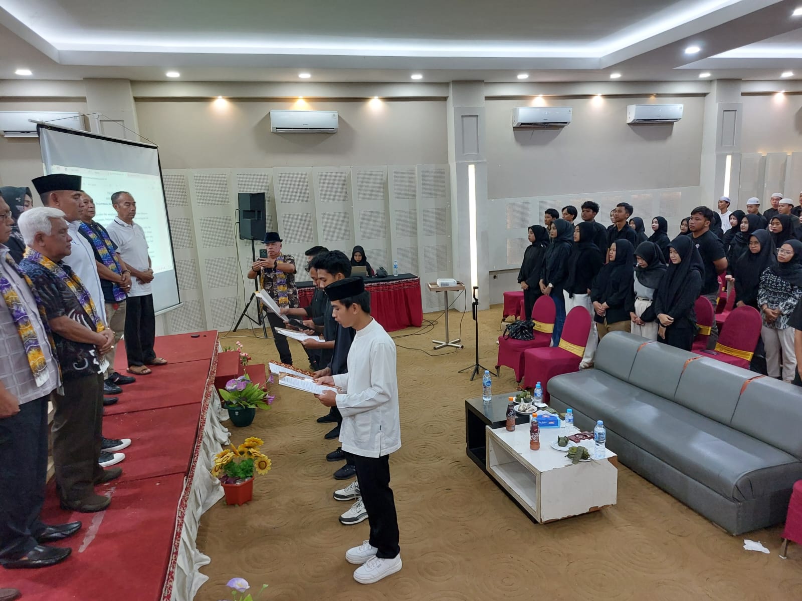 IKRAR:Perwakilan mahasiswa Tala di luar daerah membacakan ikrar dukungan dihadapan H Rahmat Trianto, Calon Bupati Tala