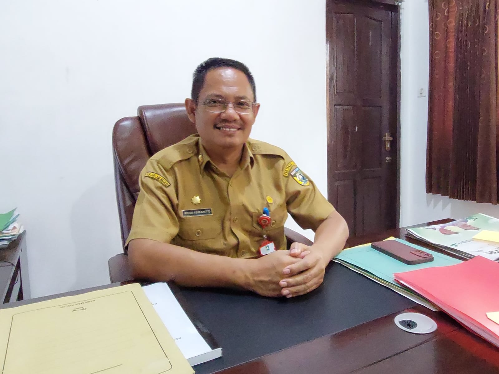 LAMPAUI TARGET: Kepala Bapenda Tala Rudi Ismanto memaparkan pendapatan daerah 2024. (Foto : Norsalim Yahya/Radar Banjarmasin).