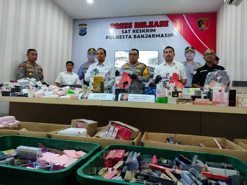 BARANG BUKTI: Kapolresta Banjarmasin Kombes Pol Cuncun Kurniadi menunjukkan 10.792 buah kosmetik dan obat tradisional impor ilegal dalam konferensi pers Rabu (13/11).