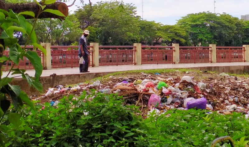 TPS LIAR: Sampah menumpuk di Siring Nol Kilometer, kawasan seberang kantor gubernur lama.