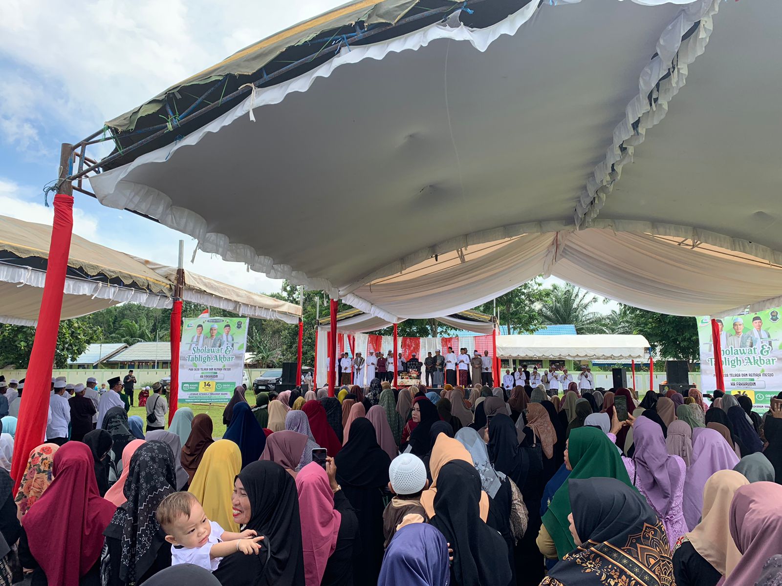 ANTUSIAS: Masyarakat Desa Telaga dan sekitarnya menghadiri Tabligh Akbar bersama Bambang dan Ikhwan,  dihadiri Guru Fakhrudin Tungkal