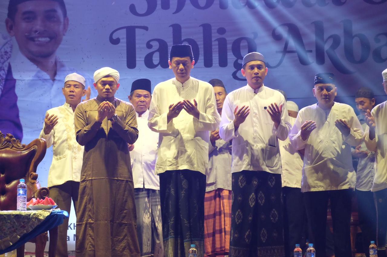MOMEN: Bambang dan Ikhwan bersama Guru Yanor Kalua saat Tablig Akbar di Desa Ranggang.