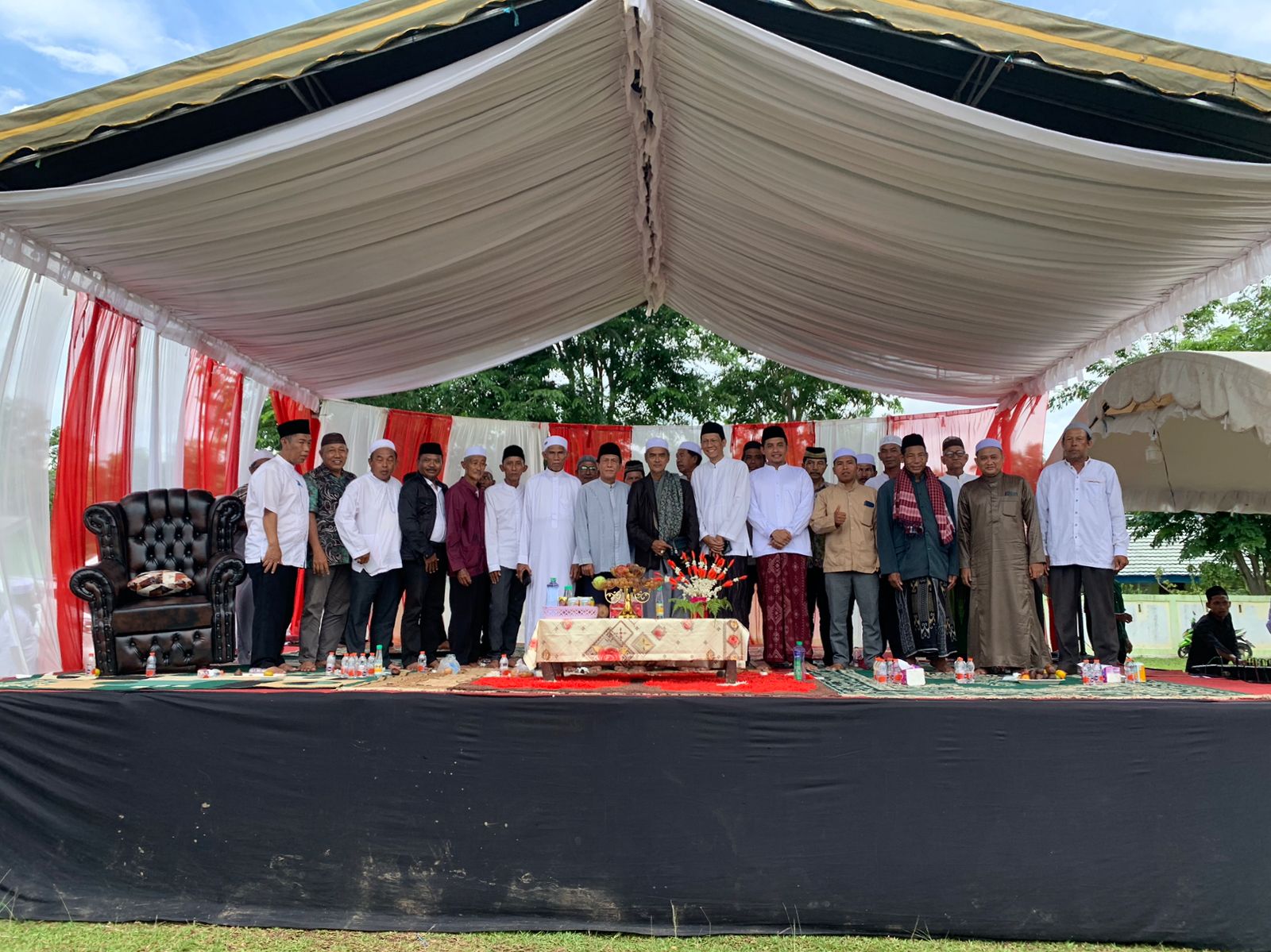 BERSAMA: Bambang Ikhwan, dan tokoh masyarakat Tanah Laut bersama Guru Fakhrudin Tungkal