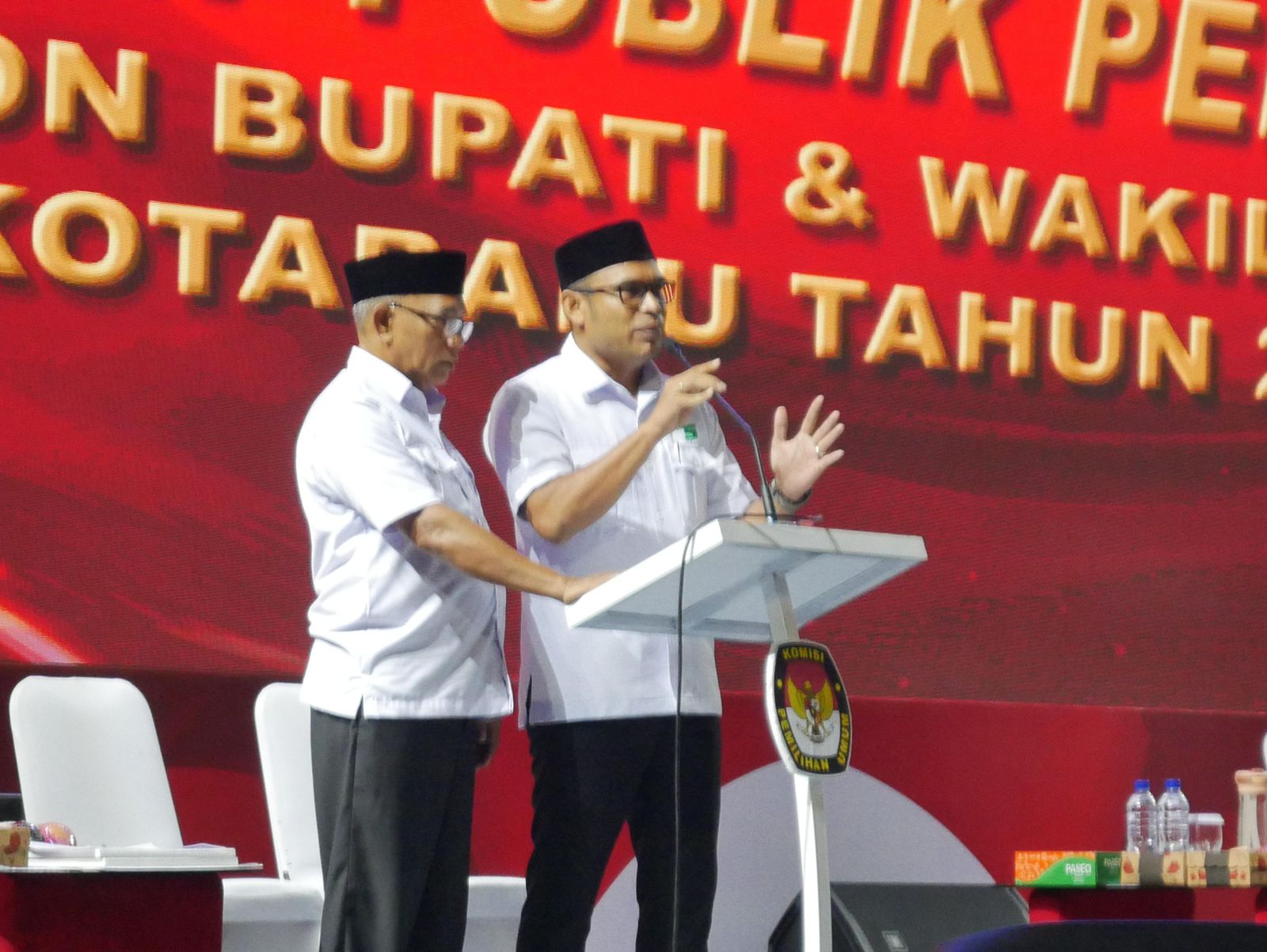 MEMUKAU:Pasangan calon Bupati dan Wakil Bupati Kotabaru nomor urut 1, H Rusli-Syairi tampil memukau saat debat Calon Bupati dan Wakil Bupati Kotabaru di Indoor Basket Kotabaru, Rabu (13/11/2024)