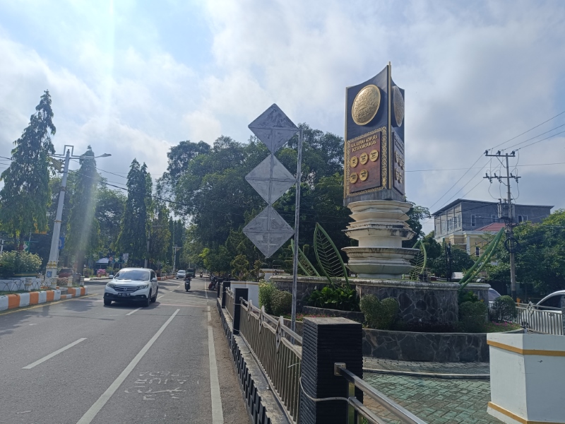 TAMBAH PIRINGAN: Tugu Adipura di kawasan Simpang Lima, Kandangan dibangun sejak 2018.