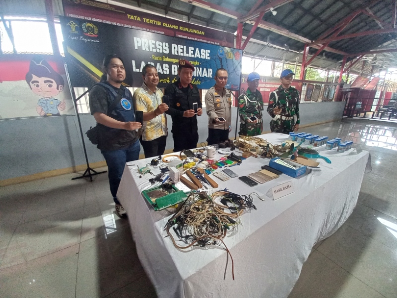 DISITA: Barang-barang terlarang yang ditemukan dan disita dalam razia di Lapas Teluk Dalam, kemarin (14/11).