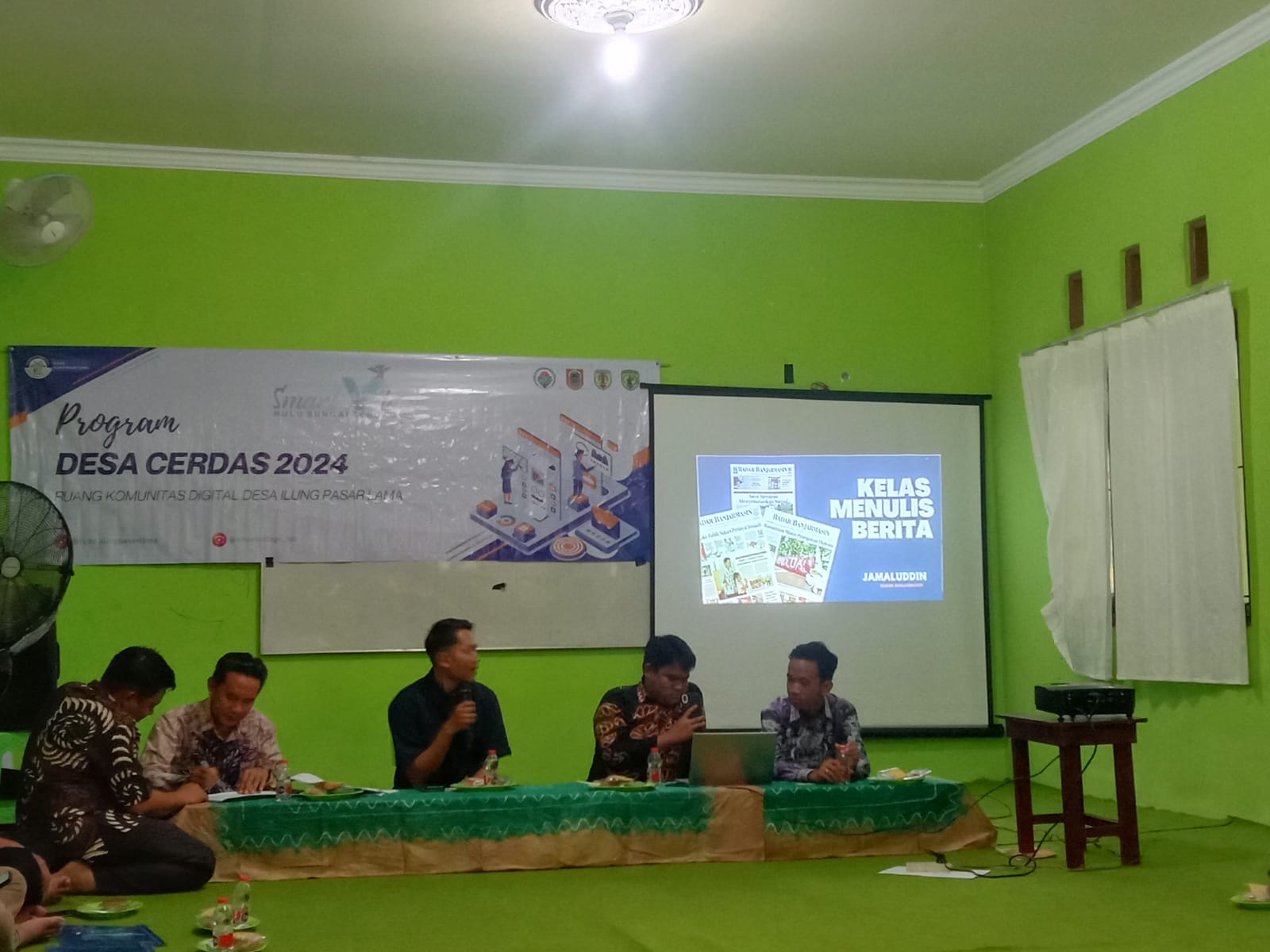PELATIHAN: Pelatihan jurnalistik diinisiasi oleh RKDD di Kantor Desa Ilung Pasar Lama, Kamis (14/11/2024). (Foto: Duta Digital untuk Radar Banjarmasin)
