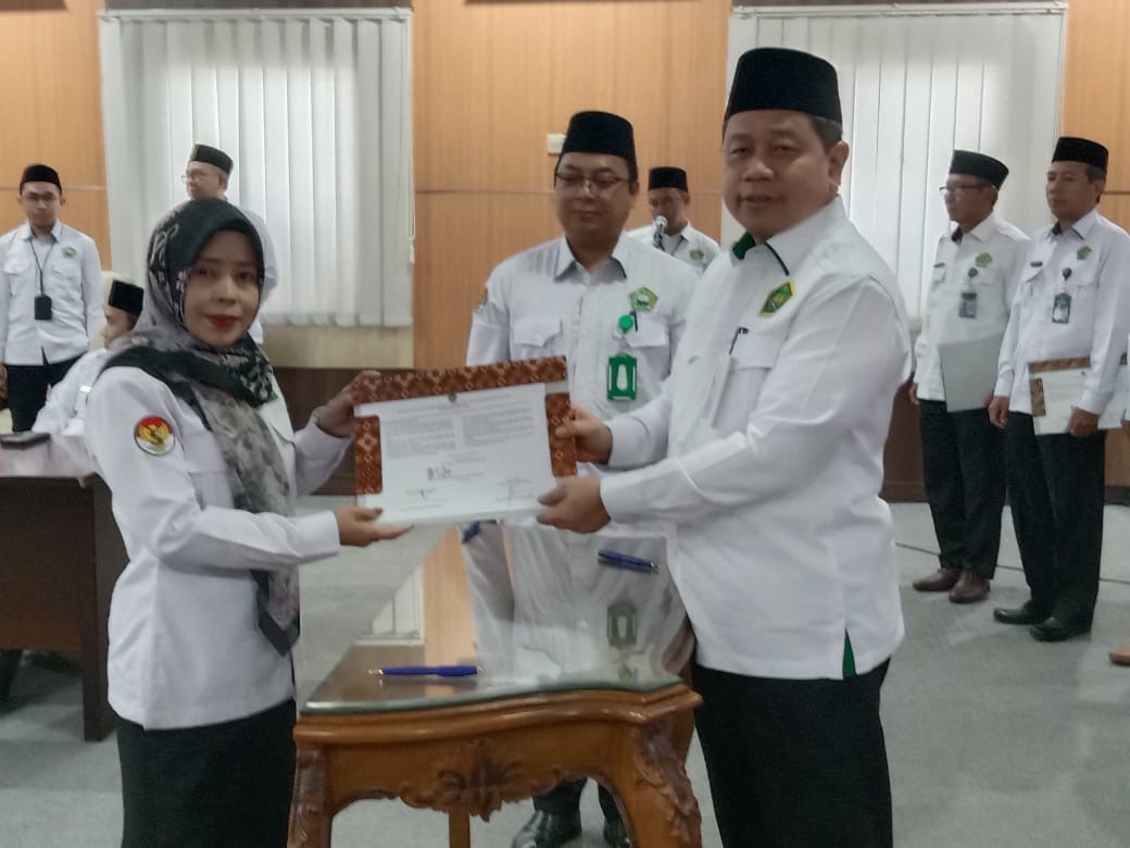 KETERBUKAAN: Kepala Kantor Kemenag HSU Nahdiyatul Husna, taken pakta integritas keterbukaan rekrutmen PPIH tahun 2025 di Kanwil Kemenag Kalsel. (Foto: Kemenag HSU)