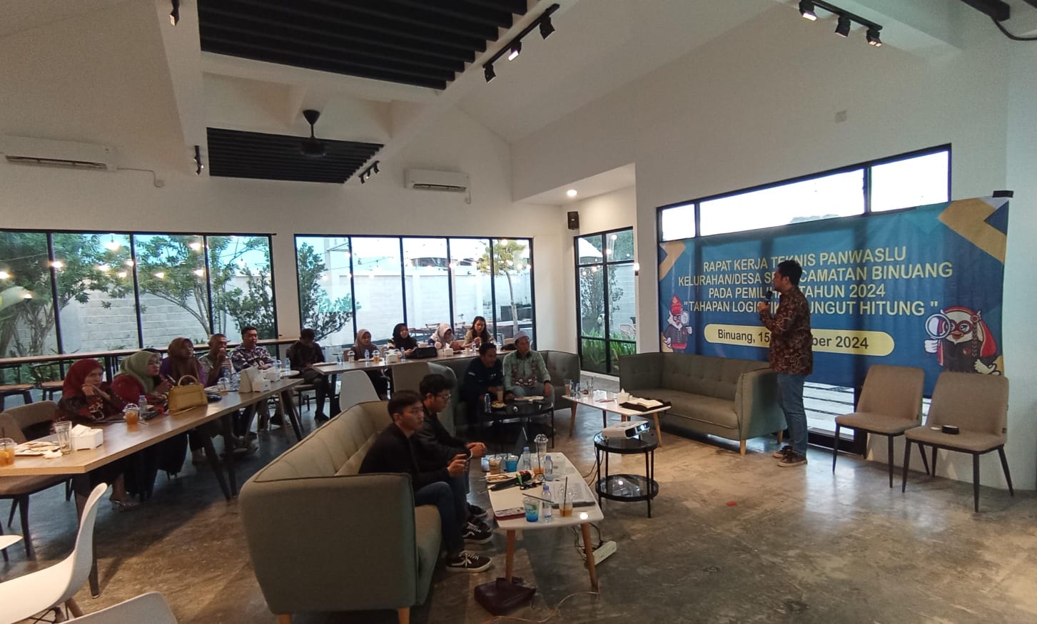 BERI MATERI: Ketua KPU Tapin Fakhrian Noor menyampaikan materinya dihadapi peserta yang ikut kegiatan Panwaslu Kecamatan Binuang.