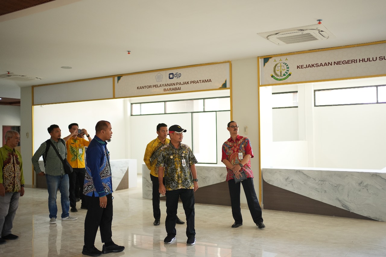 TINJAU:PJs Bupati Kabupaten  HST, H Faried Fakhmansyah (bertopi) monitoring pembangunan MPP HST.(Foto: Prokom HST)