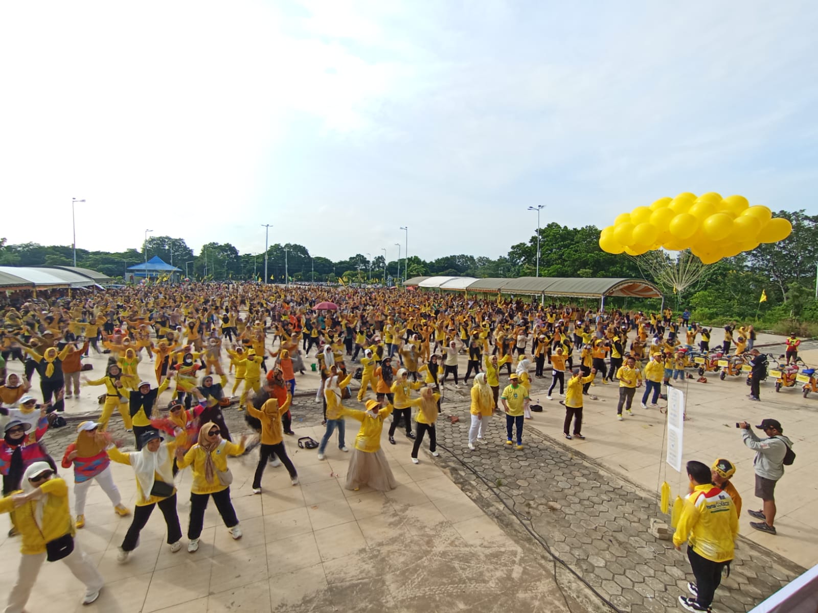 ANTUSIAS:Ribuan masyarakat antusias mengikuti senam partai Golkar Kabupaten Tapin di RTP Rantau Baru.(Foto:Rasidi Fadli/Radar Banjarmasin)
