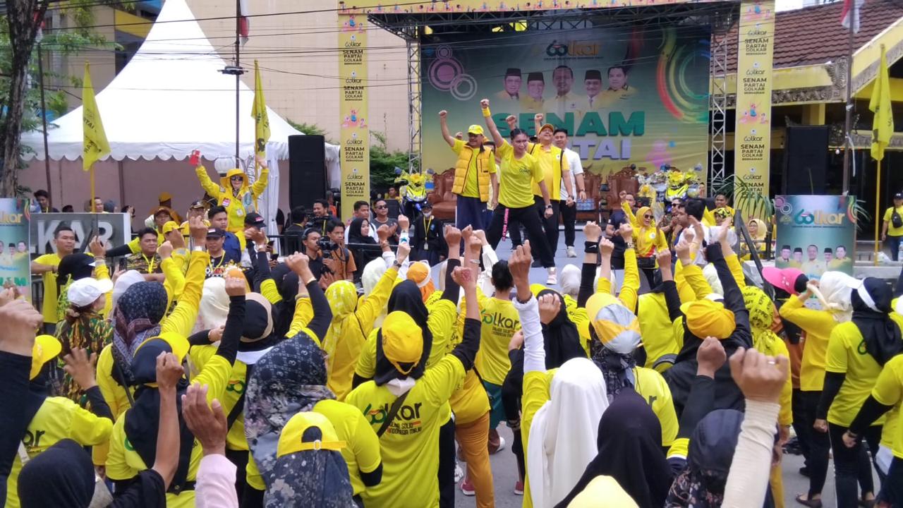 MEMBELUDAK:Ribuan massa ikut senam massal Partai Golkar di Sekretariat DPD Partai Golkar Kalsel, Jalan Lambung Mangkurat Banjarmasin, Sabtu (16/11/2024).(Foto:Oscar Fraby/Radar Banjarmasin)