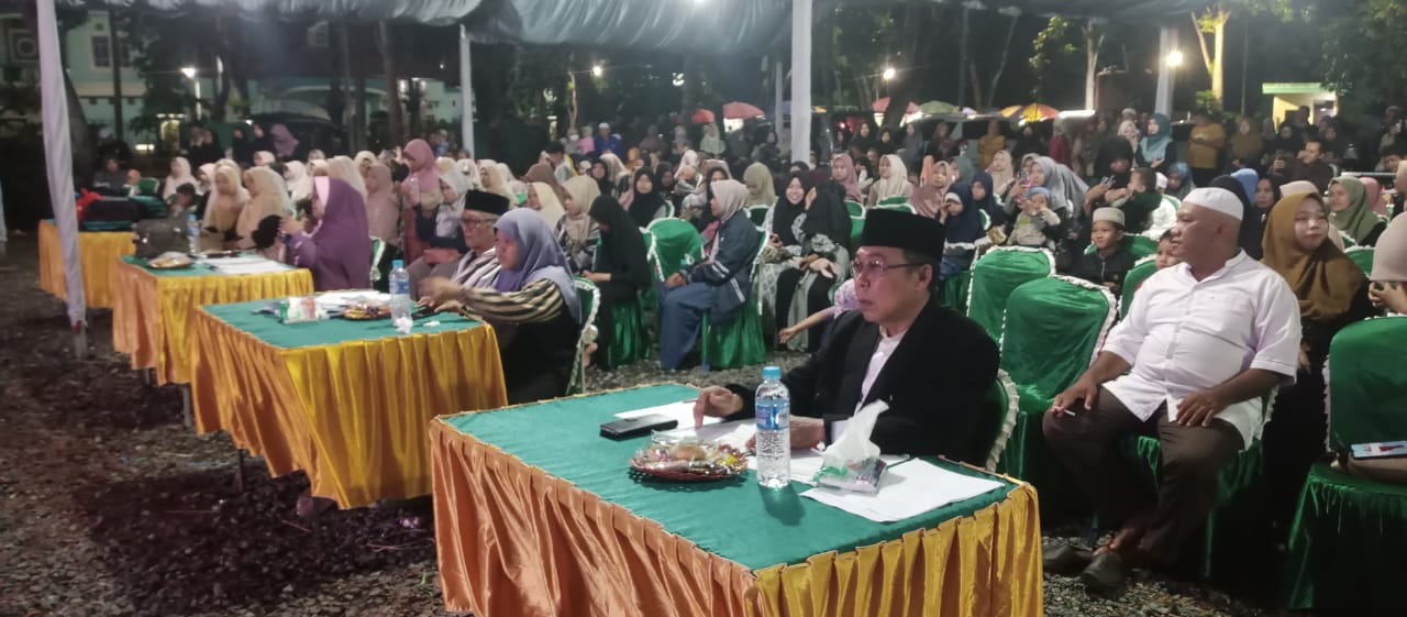 JURI: Drs H Muhammad Riduansyah MIKom (kanan) salah satu juri lomba hadrah se Kabupaten Tanah Laut.