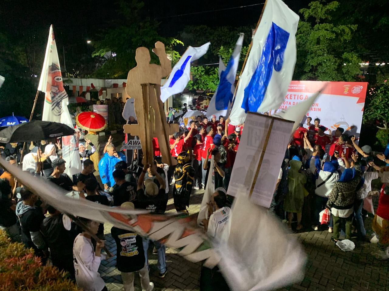 BIKIN HEBOH:Pendukung Paslon Wali Kota dan Wakil Wali Kota Banjarmasin Nomor Urut 1 dan 3 perang yel-yel di luar Gedung Chandra, Jalan Belitung Darat, Banjarmasin Barat, Sabtu (16/11/2024) malam.