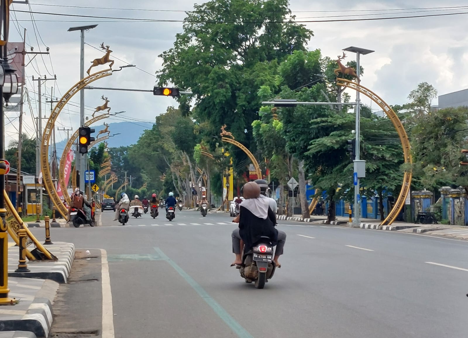 DIPASANG : Penampakan pelican cross di jalan Hadji Boejasin Pelaihari, Tanah Laut. (Foto : Norsalim Yahya/Radar Banjarmasin).