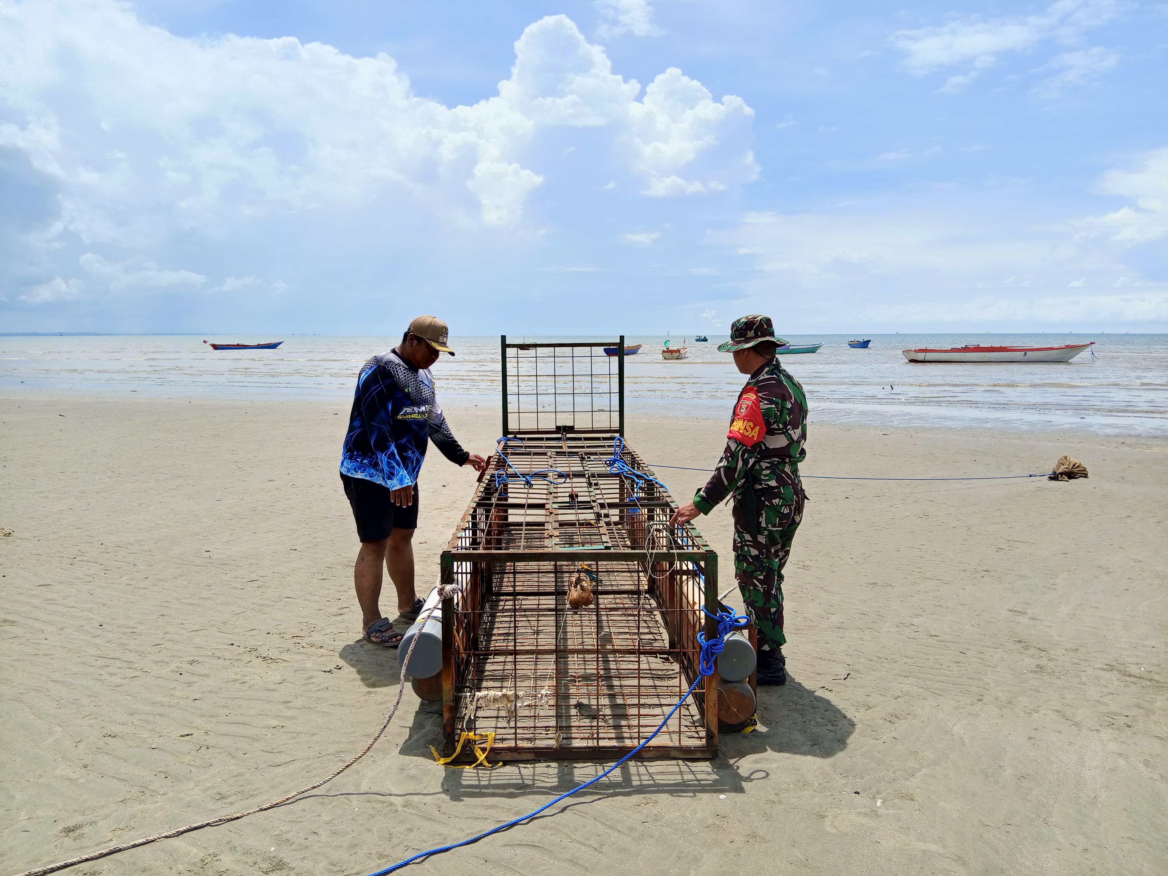 CEK PERANGKAP: Kepala Desa Sungai Lembu, Rusniansyah, memeriksa perangkap buaya pada Ahad (17/11/2024) siang. (Foto: Desa Sungai Lembu untuk Radar Banjarmasin)