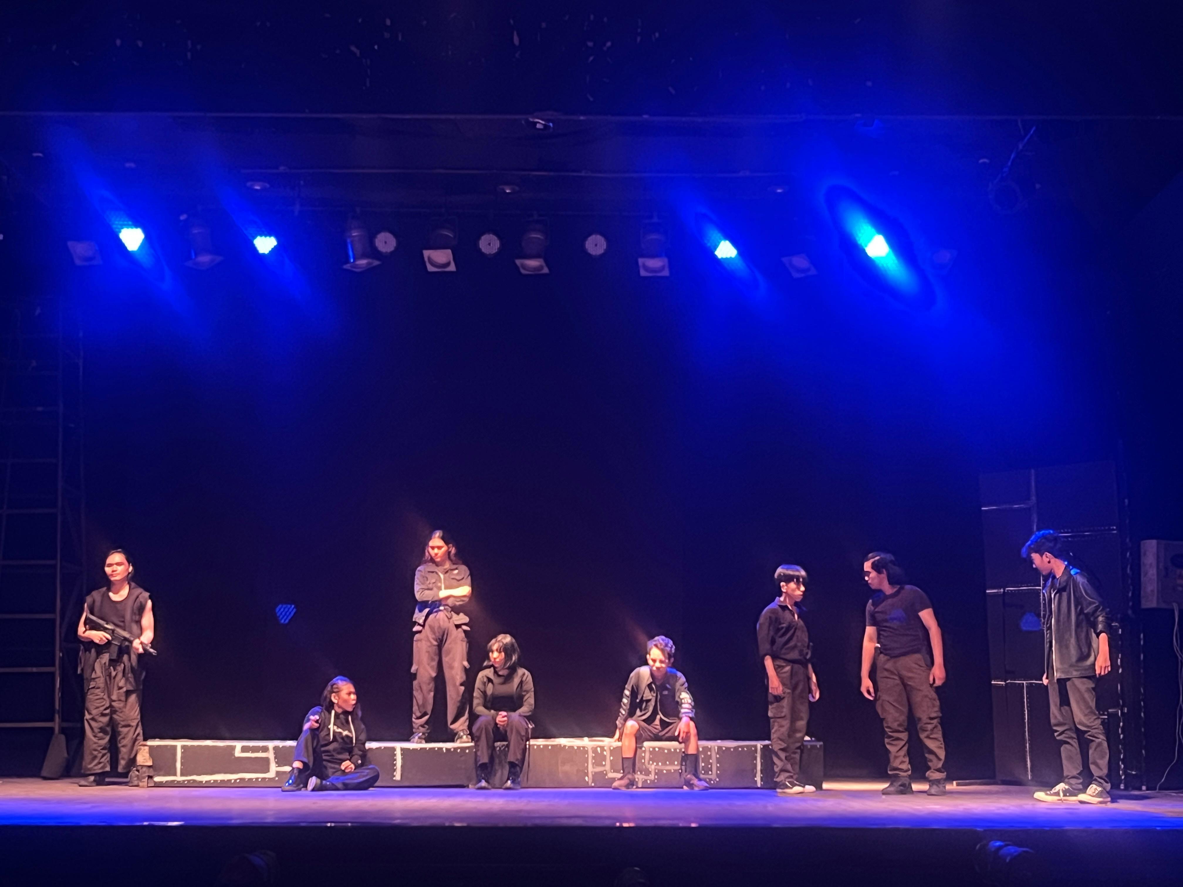 PENTAS TEATER: Komunitas Wiramartas membawakan cerita 2345 di Gedung Balairung Sari, Taman Budaya Kalsel, Sabtu (16/11) malam.